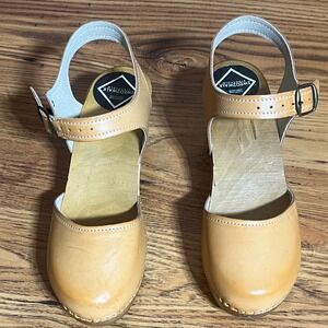 SWED2WALK Stockholm Wooden Clogs Vegan Leather Tan Ankle Strap Block Heel‎